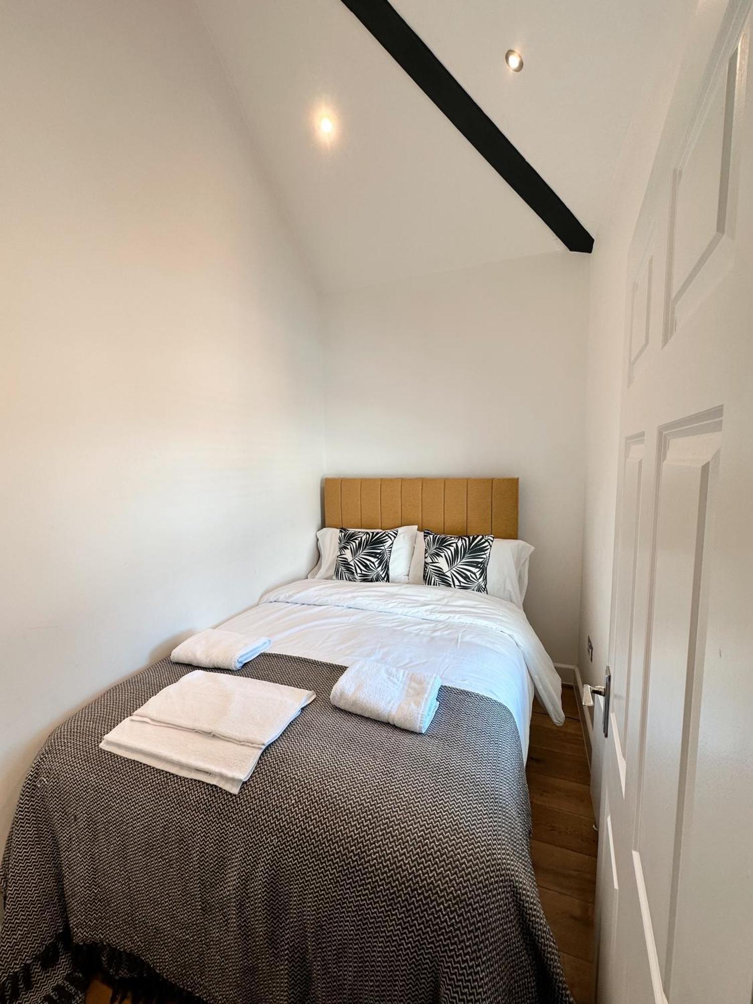 75 Weavers Townhouse Apartment