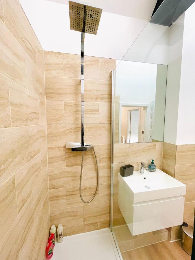 75 Weavers Townhouse Apartment *